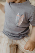 Bild in Galerie-Betrachter laden, Leevje Unisex T-Shirt 'Surfboards'