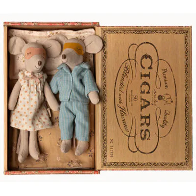 Maileg Mama & Papa Mäuse in Zigarrenkiste